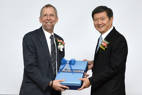 Eric Green receives Thai award